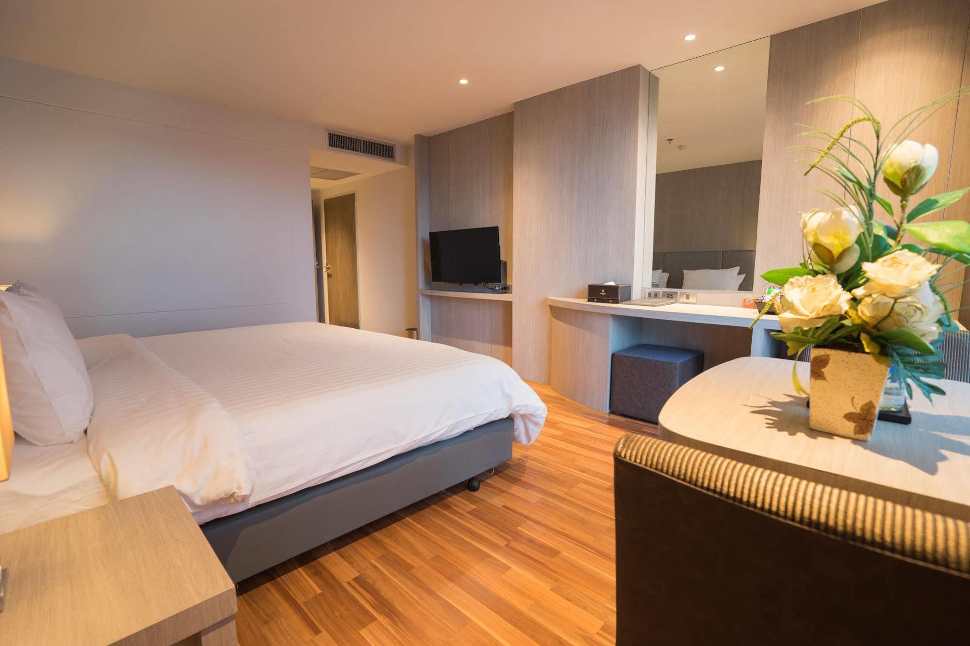 New Season Square Hotel Hat Yai Exteriör bild